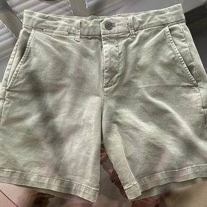 Men’s army green Gap shorts